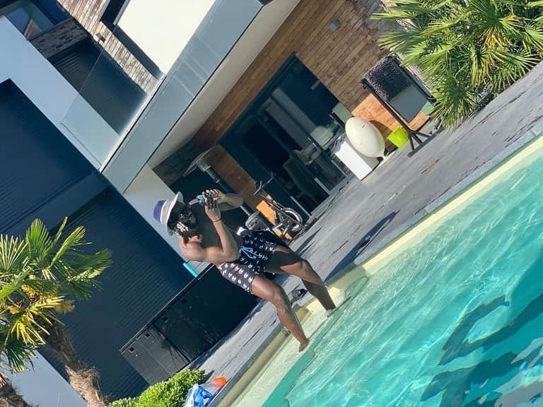 バカリ・サコのインスタグラム：「Me tryna get the perfect picture while the paparazzi @karim_sama taking pictures of me 📸☀️ #summer #greatful」