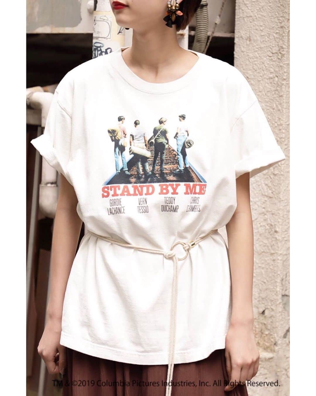 のインスタグラム：「【T-SHIRTS style】﻿﻿ ﻿﻿ 夏ファッションといえば、やっぱり“Tシャツ”。﻿﻿ デイリースタイルからフェスなどアウトドアシーンまで、夏を盛り上げるTシャツをチェック！！﻿﻿ ﻿﻿ ﻿ ﻿ 物語を彷彿させるワンシーンを切り取ったプリントに、4人の少年たちの名前も入ったTシャツ。﻿ カラープリントがコーディネートにアクセントをプラスしてくれます。﻿ ﻿ ■ STAND BY MEフォトプリントTシャツ﻿ #6019113117﻿ ¥4,500+Tax﻿﻿ ﻿﻿ ﻿﻿ #ローズバッド ﻿﻿ #ROSEBUD﻿﻿ #ROSEBUD19ss」