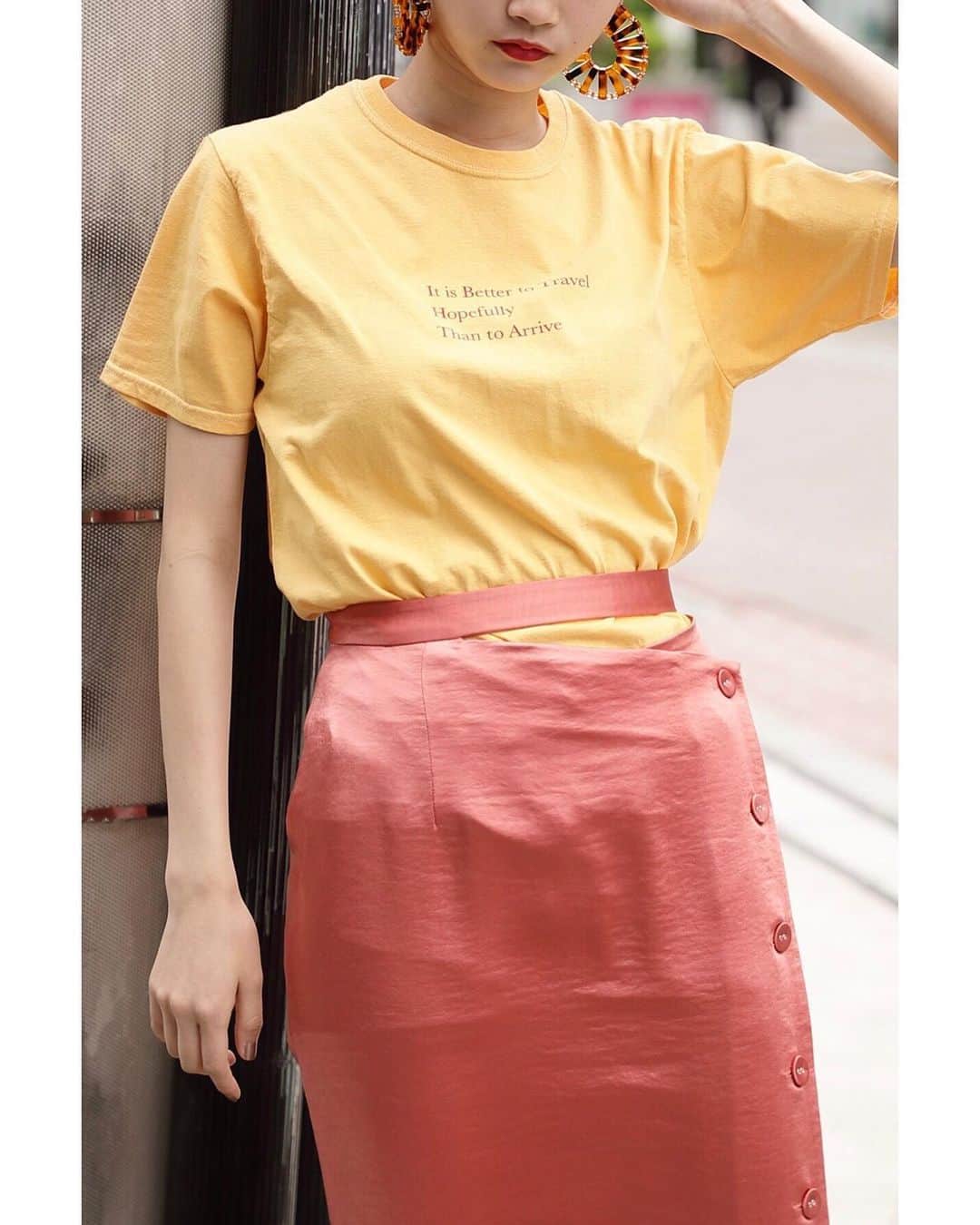 のインスタグラム：「【T-SHIRTS style】﻿﻿ ﻿﻿ 夏ファッションといえば、やっぱり“Tシャツ”。﻿﻿ デイリースタイルからフェスなどアウトドアシーンまで、夏を盛り上げるTシャツをチェック！！﻿﻿ ﻿﻿ ﻿ ﻿ きれいなフルーツ染めカラーとプルメリアを使用したフラワー染めのホワイトの4色展開です。﻿ 天然染料ならではの鮮やかな発色が魅力的で、自然な色合いを楽しめます。﻿ フロントにはシンプルなロゴをプリント。﻿ ﻿ ■ カラーロゴTシャツ﻿ #6009113066﻿ ¥5,900+Tax﻿﻿ ﻿﻿ ﻿﻿ #ローズバッド ﻿﻿ #ROSEBUD﻿﻿ #ROSEBUD19ss」
