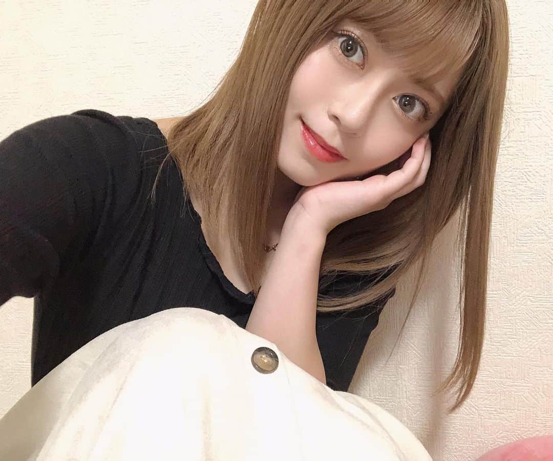 岩花詩乃のインスタグラム：「前髪切ったら少し幼くなりました🥺 本日の私服〜👗 * * #前髪#私服#u_dresser」