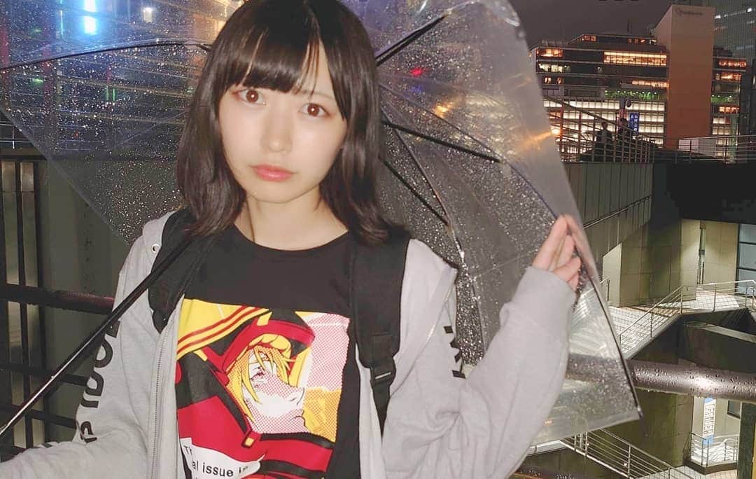 空野青空のインスタグラム：「ダンスレッスンしてきたよ〜𓀟𓀠𓀡 たくさん踊った！！ダンシング！！ お披露目が楽しみだなぁ(ﾟωﾟ) 明日からはじまる #超速G作戦 どうぞよろしゅう〜(≡ 'ᴗ' ≡)~❥·･ . . 雨の日の都会もいいね🌟 雨粒きらきら〜☔️ せっかく外ハネスタイリングだったのに、湿気でほぐれちゃった0(:3 )〜 _('､3｣ ∠ )_ あぱーっ！ . . . #新宿 #雨の日 #rainyday #傘 #ビル群 #あおにゃん #あおべべ #空野青空 #ミディアムボブ #外ハネアレンジ #黒髪 #裸眼 #幸薄顔ちゃん #東京ポートレート #ポートレート #STRICTG #MynameisIDOL #Tシャツコーデ #ヲタT #ガンダムUC #パーカー女子 #パーカーコーデ」