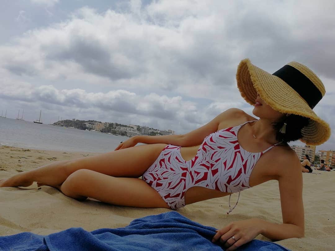 桐島瑞希さんのインスタグラム写真 - (桐島瑞希Instagram)「砂がサラサラで感動〜😍💕 直に寝そべると、本当気持ち良い〜🤩 今年はワンピースタイプの水着を買ってみた❗✨ 胴が長いから着れるのなかなか無いのだけど(笑)、この水着は大丈夫だった😂  #mallorca #spain #マヨルカ島 #スペイン #スペイン旅行 #地中海クルーズ #クルージング旅行 #costa #costafascinosa #コスタクルーズ #コスタファシノーサ #海外旅行 #海外旅行好きな人と繋がりたい #海外生活 #海外在住 #旅行好きな人と繋がりたい #旅スタグラム #旅したくなるフォト」6月15日 21時10分 - mizkirisiii