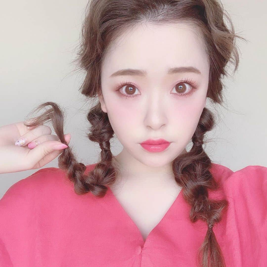 空山菜摘さんのインスタグラム写真 - (空山菜摘Instagram)「♡ ある日のヘアアレンジ☺️🌸 . 韓国アイドルのアレンジ見て ツインしたくなったから めちゃくちゃ久々(多分)にやったよ😎❤️ くるりんぱとロープ編みと三つ編み くらいしか使ってないから 意外と簡単セルフアレンジ✨ . ※最後の写真アプリのリップ機能ついてて 口の周りピンクになってる（笑） . . . 💟 カラコン @hotel_lovers.official #アイクローゼット 1day  スウィートシリーズスウィート 15mm カラー：コーラル . カラコンのレポとアイメイクのプロセスは カラコンれぽちゃんの記事を チェックしてね〜\( ˆoˆ )/💕 . . . . #セルフヘアアレンジ #くるりんぱアレンジ #セルフアレンジ #ツインテールアレンジ #ロープ編み #くるりんぱ #自まつ毛 #カラコン #ホテラバ #ホテルラバーズ #ソラメイク #カラコンレポ #コスメレポ #プチプラコスメ #韓国コスメ #エチュードハウス #エクセル #ヒロインメイク #リンメル #マスカラ #セザンヌ #ピンクメイク #くうにゃんカラコンレポ」6月15日 21時10分 - natsumi_sorayama