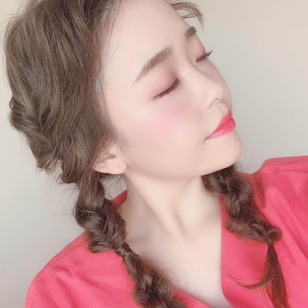 空山菜摘さんのインスタグラム写真 - (空山菜摘Instagram)「♡ ある日のヘアアレンジ☺️🌸 . 韓国アイドルのアレンジ見て ツインしたくなったから めちゃくちゃ久々(多分)にやったよ😎❤️ くるりんぱとロープ編みと三つ編み くらいしか使ってないから 意外と簡単セルフアレンジ✨ . ※最後の写真アプリのリップ機能ついてて 口の周りピンクになってる（笑） . . . 💟 カラコン @hotel_lovers.official #アイクローゼット 1day  スウィートシリーズスウィート 15mm カラー：コーラル . カラコンのレポとアイメイクのプロセスは カラコンれぽちゃんの記事を チェックしてね〜\( ˆoˆ )/💕 . . . . #セルフヘアアレンジ #くるりんぱアレンジ #セルフアレンジ #ツインテールアレンジ #ロープ編み #くるりんぱ #自まつ毛 #カラコン #ホテラバ #ホテルラバーズ #ソラメイク #カラコンレポ #コスメレポ #プチプラコスメ #韓国コスメ #エチュードハウス #エクセル #ヒロインメイク #リンメル #マスカラ #セザンヌ #ピンクメイク #くうにゃんカラコンレポ」6月15日 21時10分 - natsumi_sorayama