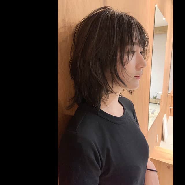 大島涼花のインスタグラム：「💇‍♀️ 髪の毛すぐ伸びる系女子 ゆうさんが素敵な髪色にしてくれました、、インナーは青！」