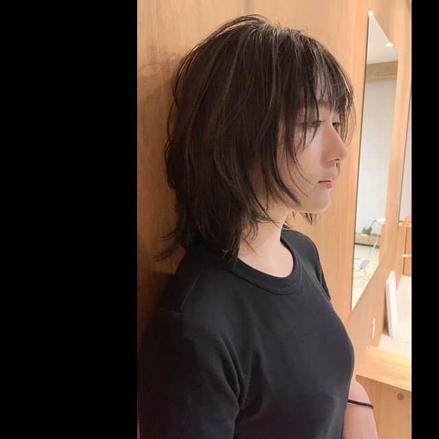 のインスタグラム：「💇‍♀️ 髪の毛すぐ伸びる系女子 ゆうさんが素敵な髪色にしてくれました、、インナーは青！」