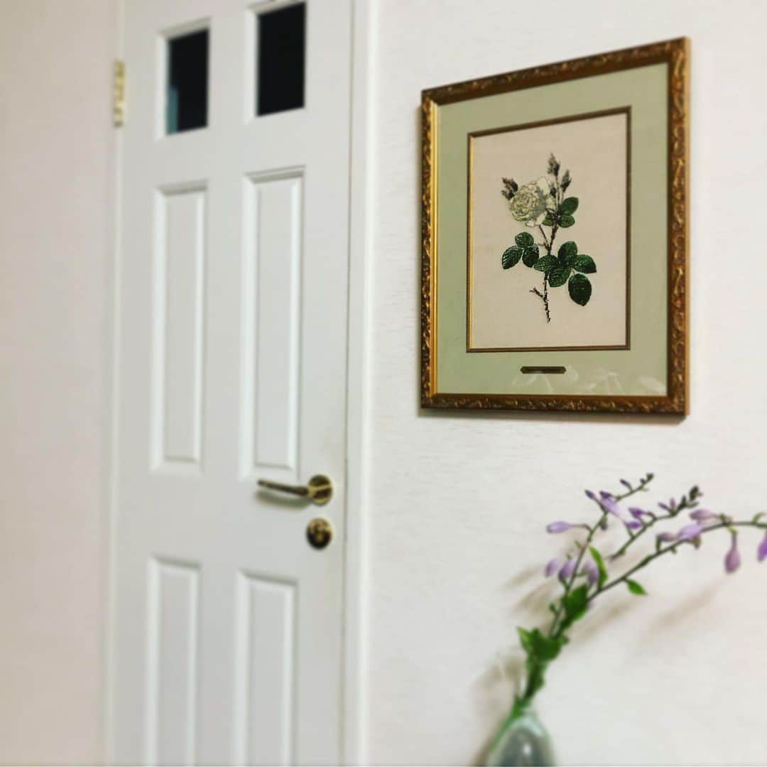 岡田美里さんのインスタグラム写真 - (岡田美里Instagram)「ルドゥーテの薔薇の刺繍をここに飾りました。 西陣の絹糸は重厚でもっちりとした厚みがあります。 バラ図譜(Les Roses) 中の1作品 「Rosa Muscosa Alba」 (ロサ・ムスコサ・アルバ) #ルドゥーテの薔薇#薔薇 #薔薇図譜 #クロスステッチ#リネン#絹糸 #西陣」6月15日 21時21分 - millieokada