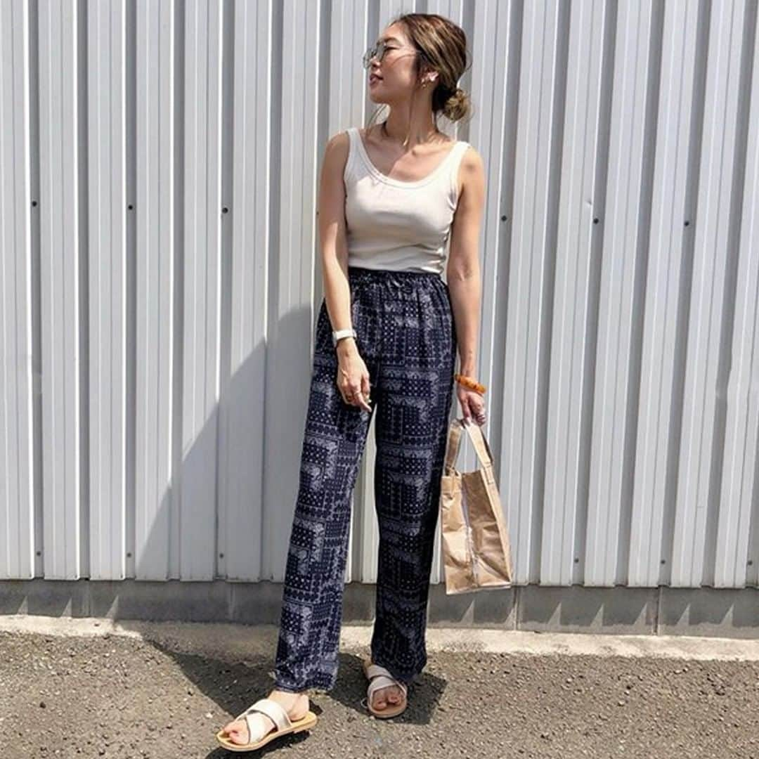 DHOLIC SNAPさんのインスタグラム写真 - (DHOLIC SNAPInstagram)「@ikumama_さんの#dholicsnap📷⠀ ———————————————————⠀ PANTS/BAG：@dholic_official⠀ 【LADIES】⠀ #イージーペイズリーパンツ⠀ 全2色￥5,324(税込)⠀ 【LADIES】⠀ #クリアレタリングバッグ⠀ 全1色￥3,736(税込)⠀ ———————————————————⠀ @ikumama_さんステキに着こなしていただき⠀ ありがとうございます👏🏻⠀ みなさんもぜひ#dholicsnap を付けて⠀ コーデ投稿してくださいね！⠀ ———————————————————⠀ #DHOLIC#dholicism#fashion#ootd⠀ #プチプラコーデ#今日のコーデ⠀ #夏コーデ#ペイズリー#大人カジュアル」6月15日 21時15分 - d_by_dholic