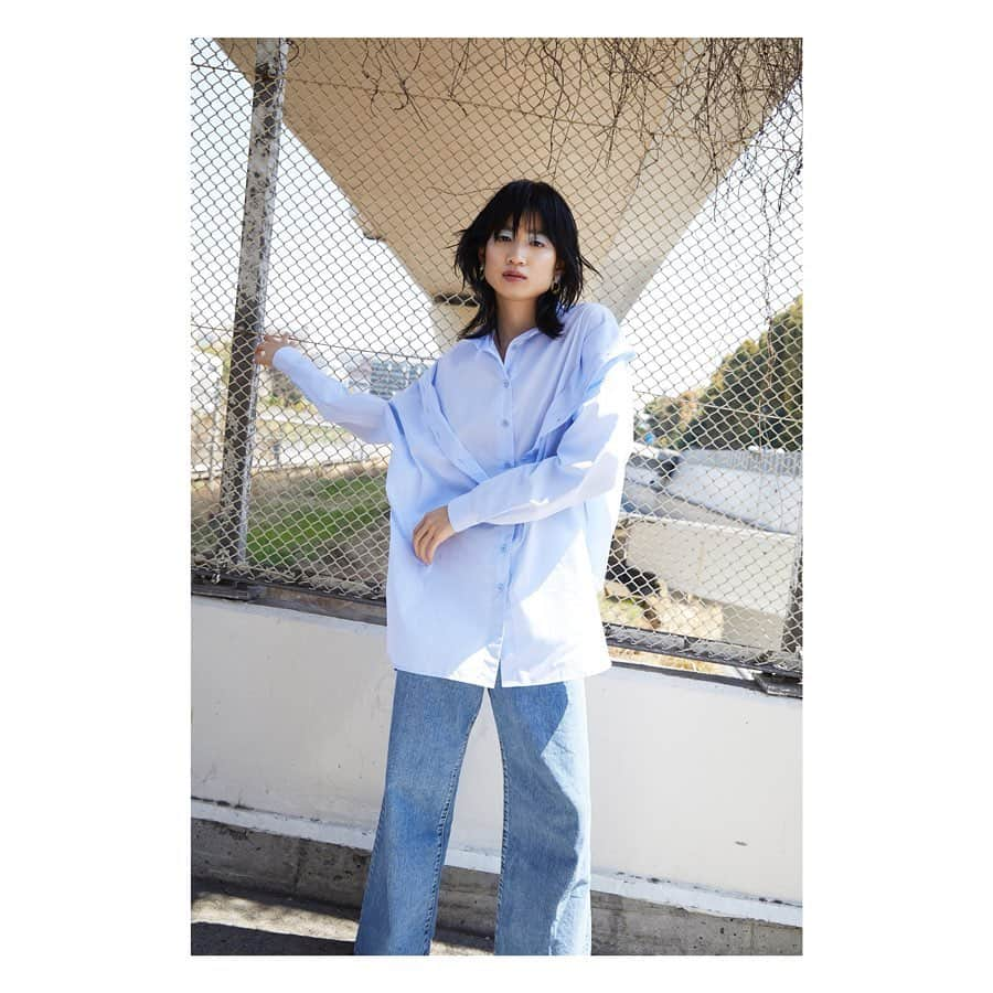 CIROI CIROI × MINETV VOL.1 ONAIRさんのインスタグラム写真 - (CIROI CIROI × MINETV VOL.1 ONAIRInstagram)「【STYLE】 ＿＿＿＿＿＿＿＿＿＿＿＿＿＿＿＿＿＿＿＿＿＿＿＿＿ Shirts: Layered low stand shirts Color: white/light blue Price: ¥19,000+tax⇨¥12,350+tax . Pants: Eney wide denim Color: blue/light blue Price: ¥23,000+tax. ￣￣￣￣￣￣￣￣￣￣￣￣￣￣￣￣￣￣￣￣￣￣￣￣￣ . Shirts. 一枚でレイヤードスタイルを楽しめる、スタンドカラーのシャツです。ふんわりとした風合いとシルキーな肌触りが特徴のタイプライターを使用しています。 ソフトな生地感も相まって、風をはらむようなゆったりとしたシルエットを作り出し、着崩しが得意でこなれて見えるデザインです。襟、裾共に丸みのある優しいシルエットに仕上げています。 . Bottom. ハイウエストのストレートワイドデニムです。こちらも他のデニム同様、岡山県で作られたこだわりのメイドインジャパンのワイドデニムです。 ワイドですがすっきりと細くみえるシルエットと高めの位置に細身のウエストがあることで美脚、美尻効果が期待できるデニムです。 . #CIROI」6月15日 21時16分 - ciroi_official