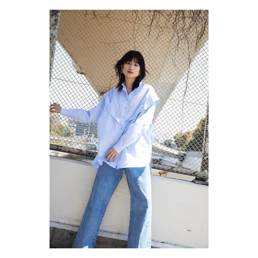 CIROI CIROI × MINETV VOL.1 ONAIRのインスタグラム：「【STYLE】 ＿＿＿＿＿＿＿＿＿＿＿＿＿＿＿＿＿＿＿＿＿＿＿＿＿ Shirts: Layered low stand shirts Color: white/light blue Price: ¥19,000+tax⇨¥12,350+tax . Pants: Eney wide denim Color: blue/light blue Price: ¥23,000+tax. ￣￣￣￣￣￣￣￣￣￣￣￣￣￣￣￣￣￣￣￣￣￣￣￣￣ . Shirts. 一枚でレイヤードスタイルを楽しめる、スタンドカラーのシャツです。ふんわりとした風合いとシルキーな肌触りが特徴のタイプライターを使用しています。 ソフトな生地感も相まって、風をはらむようなゆったりとしたシルエットを作り出し、着崩しが得意でこなれて見えるデザインです。襟、裾共に丸みのある優しいシルエットに仕上げています。 . Bottom. ハイウエストのストレートワイドデニムです。こちらも他のデニム同様、岡山県で作られたこだわりのメイドインジャパンのワイドデニムです。 ワイドですがすっきりと細くみえるシルエットと高めの位置に細身のウエストがあることで美脚、美尻効果が期待できるデニムです。 . #CIROI」