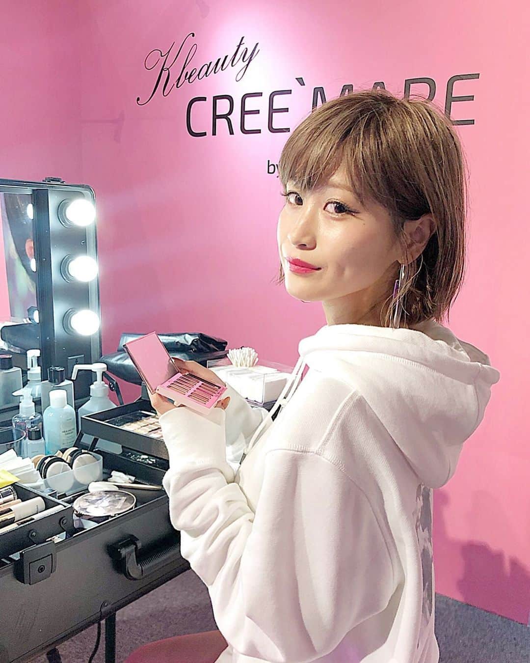 のインスタグラム：「今日は LA発のビューティーイベント BEAUTYCON TOKYOへ👽✴︎ @beautycon . . 普段から愛用している韓国コスメの @creemare.jp_official のブースで 新作コスメを試したり、 . . 大好きな @moroccanoil_jp のブースでは ヘアアレンジをしてくれるサービスも😽❤︎ . . 会場はコスメ好きな女子たちで とっても大盛り上がりでした👯‍♀️ ステージにはモデルさんや メイクアップアーティストの 方々の登壇もあったみたいです❤︎ 明日も開催しているのでぜひ♫ . . #beautycontokyo #PR  #BEAUTYCON #ビューティーコン  #ビューティーコントーキョー #渋谷 #コスメ #コスメ好きな人と繋がりたい #コスメ好き #メイク #メイク好き #韓国コスメ#creemare #dholic #clio #moroccanoil #モロッカンオイル」
