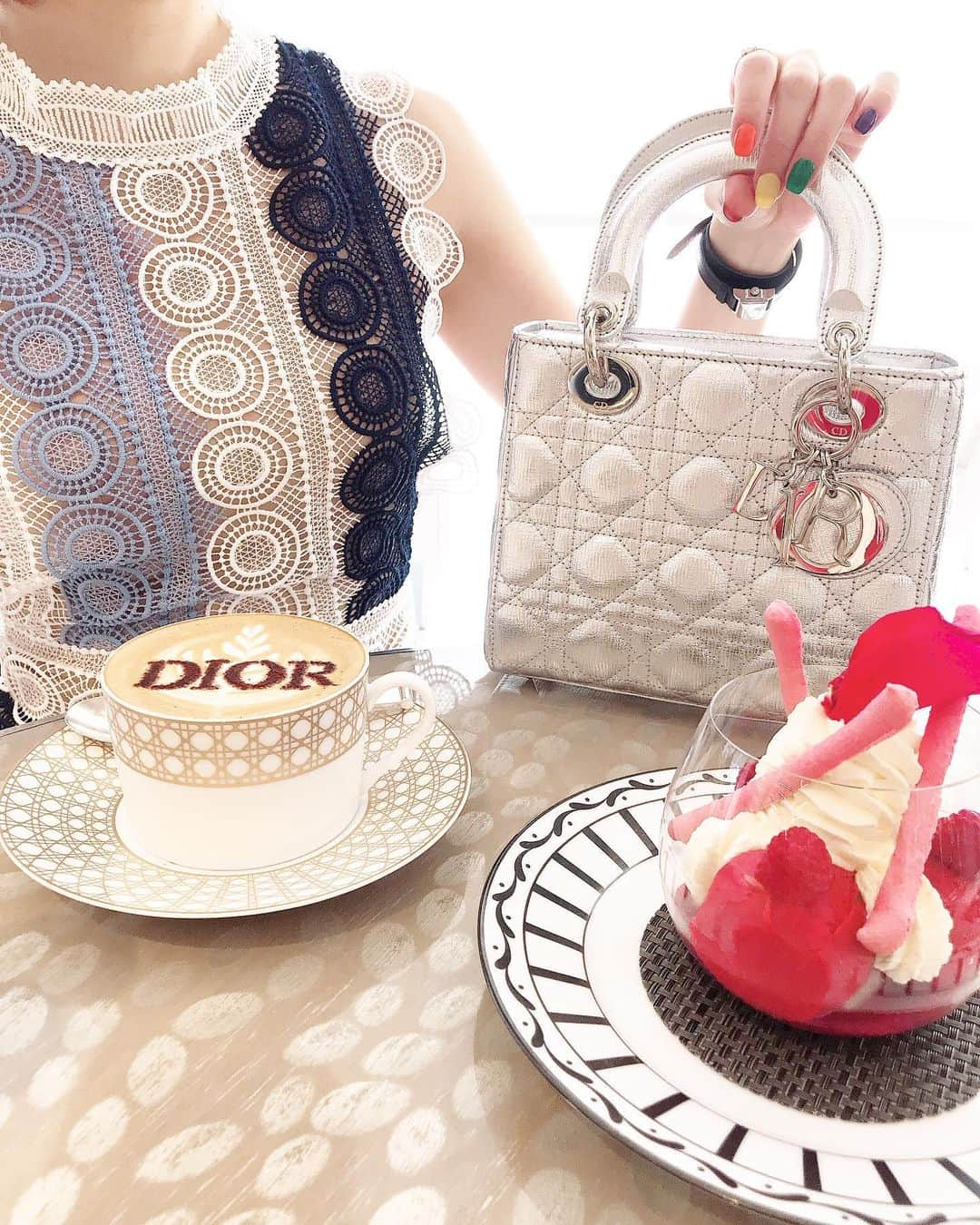 新部宏美さんのインスタグラム写真 - (新部宏美Instagram)「🧁🍓🌹🧁☕️🌹🧁🍓🌹🧁☕️🌹 * だいすきなDior cafe🥰 スイーツはどれを食べても美味しいし、可愛いし、女の子は絶対好きな空間だと思う🥺💕 * 初おろしのバックがかわいすぎてきゅんきゅん🐝 ピアスもDiorを付けていったので店員さんに可愛いってすごく褒められた☺️💗💗💗 * お洋服は #selectshop_lumignon」6月15日 21時18分 - piromin_1202