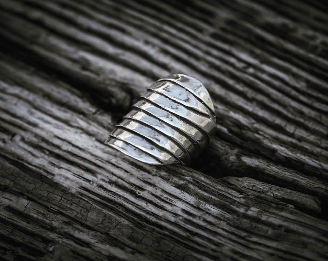 のインスタグラム：「Serious statement silver... The Scale Armour Ring available in the Medieval Section at AlexStreeter.com #AlexStreeter . . . #jewelry #medieval #biker #goth #gothrings #showmeyourrings #fingerparty #gothjewelry #cross #handmadejewelry #jewelrygram #jewelrydesigner #ring #accessories #rings #silver #menstyle #streetstyle #fashion #darkfashion #biker #skull #skulls #streetwear #mementomori #darkstyle #mensfashion #nyc #madeinNYC」
