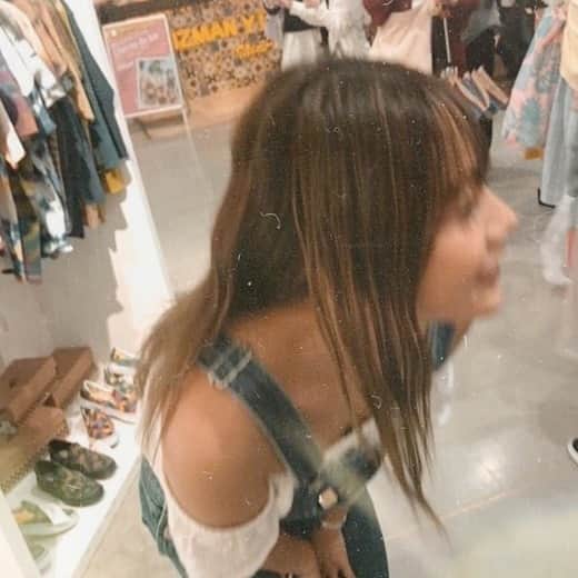 のインスタグラム：「I'm so happy✌︎ . たくさんの愛をありがとう🖤 . これからも "NICECOZY" と共に みんなをhappyにしていけたら最高です🤙🏾 . 毎回こうしてみんなと会う度に 愛されてるなぁ と、心底感じる☺️ . みんなと会うと本当に元気をたくさん貰う。 . だからこれからも 会う度に "ありがとう"って言葉にして伝えさせてね👩‍❤️‍👩 . #❤︎❤︎❤︎」