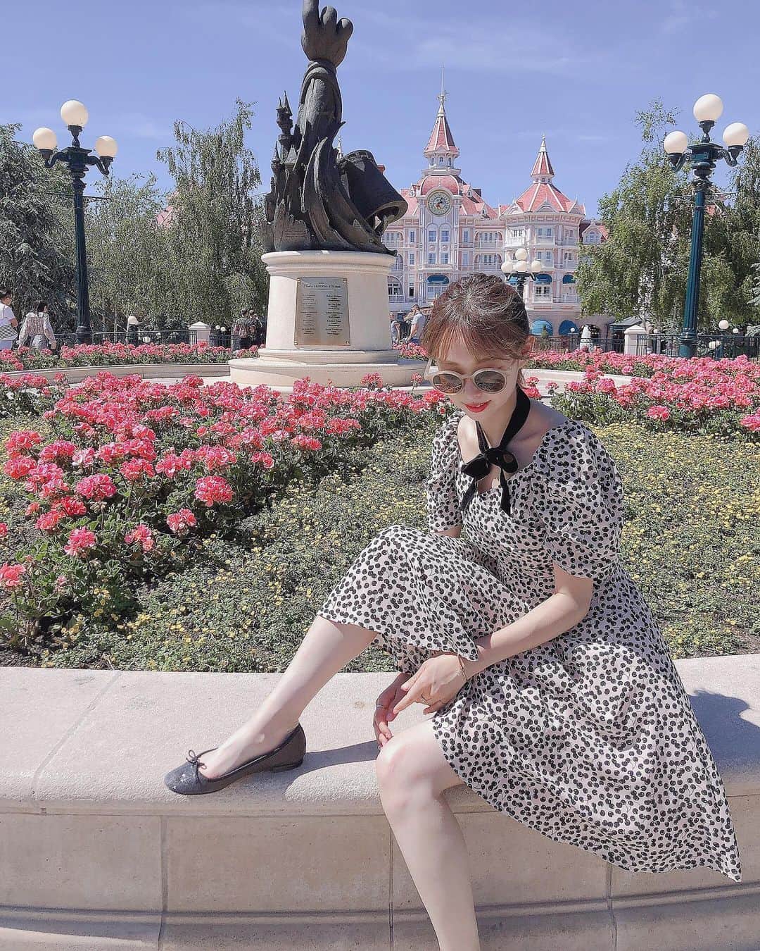 山内遥さんのインスタグラム写真 - (山内遥Instagram)「. .  Disneyland Paris🏰🎠💞 後ろに見えるピンクの可愛い建物は ディズニーランドホテル♡♡♡ この1階部分を通り抜けて行って パークインするんだよ〜(´இωஇ｀)♡ とてもかわいい夢の国だった🥺🎈 オーロラ城、、次に載せるね♡ . .  #disneylandparis #ディズニーランドパリ #oharu_trip」6月15日 21時38分 - haruka__yamauchi