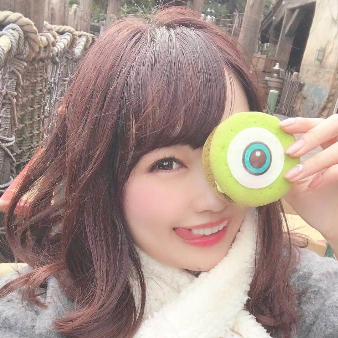 のインスタグラム：「🍭🍭﻿ ﻿ 今日寒いねーー！🤧💦﻿ 病み上がりにはこたえる…💦﻿ あったかくして過ごしましょ💕﻿ ﻿ ﻿ この前名古屋に帰省した時に、﻿ ウェルネスビューティークリニック名古屋院で﻿ ソノクイーンを受けてきました✨﻿ ﻿ しわやたるみにすごく効果があって﻿ 予防にもなるし、何より小顔になれる！って﻿ 周りでも話題で気になってたの🎵﻿ レーザーで筋肉に刺激を与えて引き締める、﻿ 切らないリフトアップ❤️﻿ ﻿ 終わってすぐにスッキリ感わかったけど、﻿ だいたい一ヶ月後くらいに﻿ 一番効果が実感できるみたいだから﻿ 楽しみだなぁ💕😍﻿ ﻿ ﻿ #ソノクイーン#hifu#超音波#レーザー#レーザー治療#リフトアップ#たるみ治療#小顔効果#引き締め#美容#美意識#美容皮膚科#美容クリニック#ウェルネスビューティークリニック名古屋院#ビジョビ#ガールズプレス#ディズニーシー#モンスターズインク」
