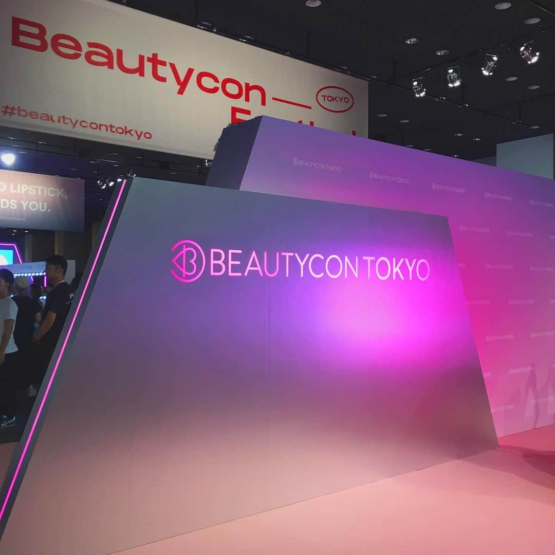 Momoさんのインスタグラム写真 - (MomoInstagram)「#beautycontokyo 💄💞🗼 LAで開催されている世界最大の美容フェス  @beautyconがついに東京に上陸✈️💄 今日から開催されているので早速行ってきました🙌🏻 コスメブランドのブースでは、最新のコスメが試せて購入できるし、アイテムそのまま貰えちゃうところもあったよ😍 他にもフォトスポットに、トークショーにDJブースetc...とコンテンツが盛り沢山でした🎶📸✨ 明日はお天気晴れ☀️だし、りゅうちぇるのトークショー🎤もあるし、是非遊びに行ってみて💞  #beautycon #beautycontokyo #beautycontokyo2019 #PR #beautyfes #syu_official #faithtokyo #ビューティーコン #ももえのコーデ」6月15日 21時33分 - m_o_m_o_e