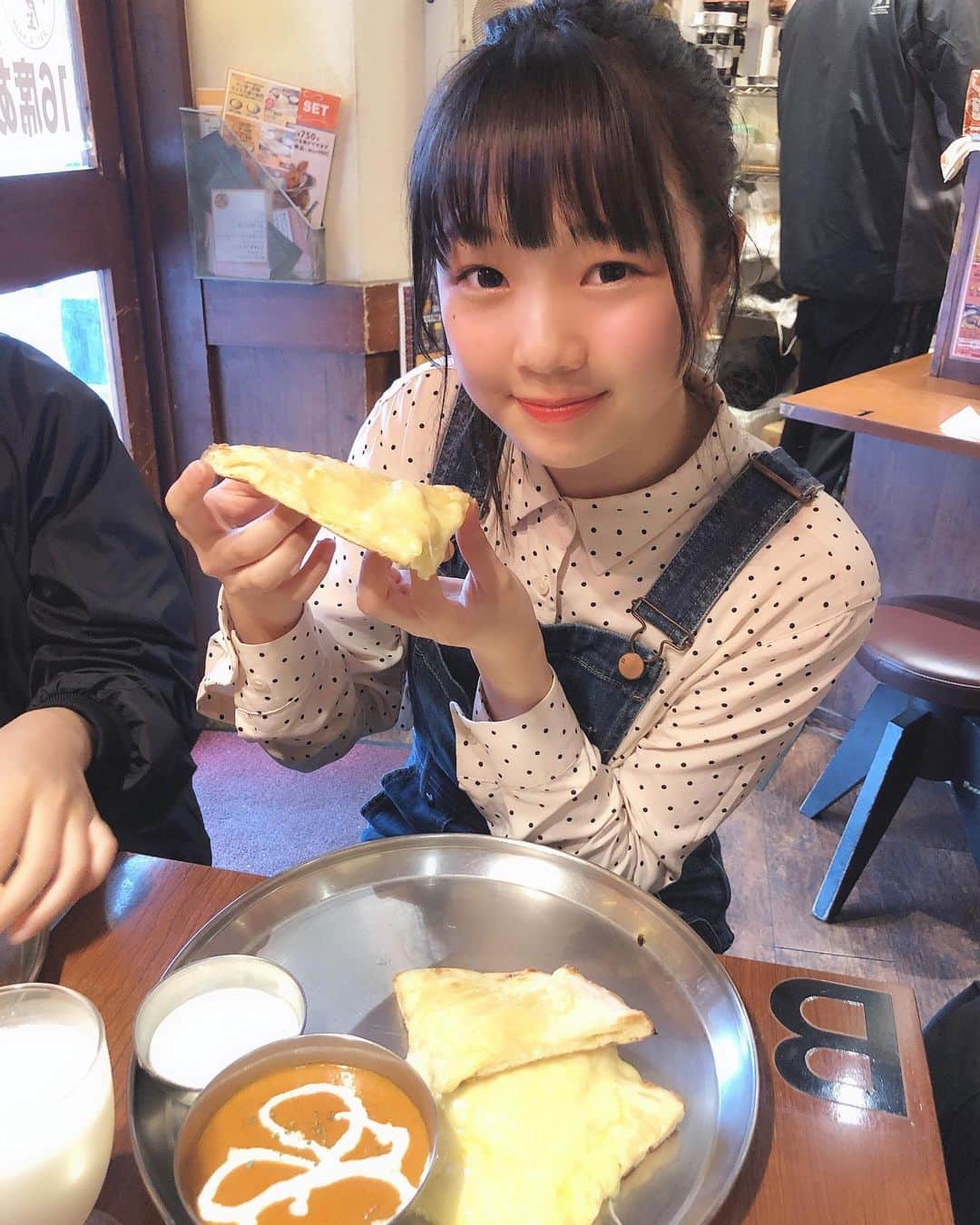 miyuのインスタグラム：「+250円チーズナン」
