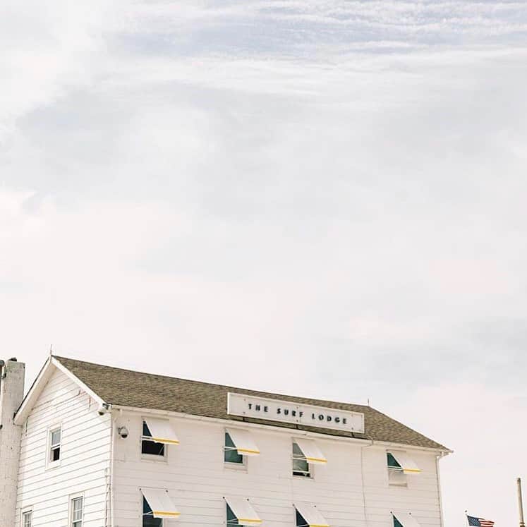シービーズのインスタグラム：「Just touched down in Montauk for our pop up at @thesurflodge. Stay tuned for BTS of the day and shop our special limited edition collaboration on our site, at #24mason and @thesurflodge. Who is headed here this summer? Tag your travel buddies below!  RG: @thesurflodge」