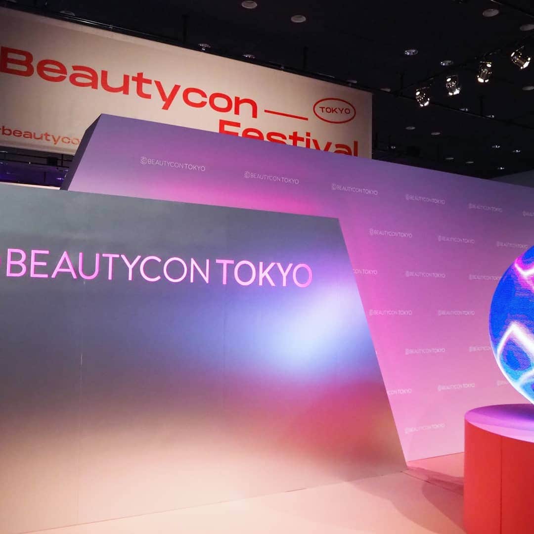 Kuboi Ayumiさんのインスタグラム写真 - (Kuboi AyumiInstagram)「世界最大級の美容フェスティバルで日本初開催のBeautycon（@Beautycon）に行ってきました。  コンセプトは「PLANET」。 キラキラしていていろんなところにインスタ映えのスポットが！  たくさんのコスメをタッチアップできたり、サンプルやプレゼントももらえたり 疲れたら #新ハーゲンダッツ でひとやすみ。  最新のビューティートレンドをキャッチできる楽しいイベントでした。 お友達にもたくさん会えて、明日も頑張ろうという気持ちになれました。  ちなみに明日もベルサール渋谷ガーデンでやっているので、気になる人はチェックしてみてくださいね。  #beautycontokyo　#Beautycon　 #インスタ映えスポット #渋谷 #コスメ好きさんと繋がりたい #写真好きな人と繋がりたい #美容好きな人と繋がりたい　#PR #モロッカンオイル #arganeveryday #ベルパレ先行発売」6月15日 21時36分 - himekagami