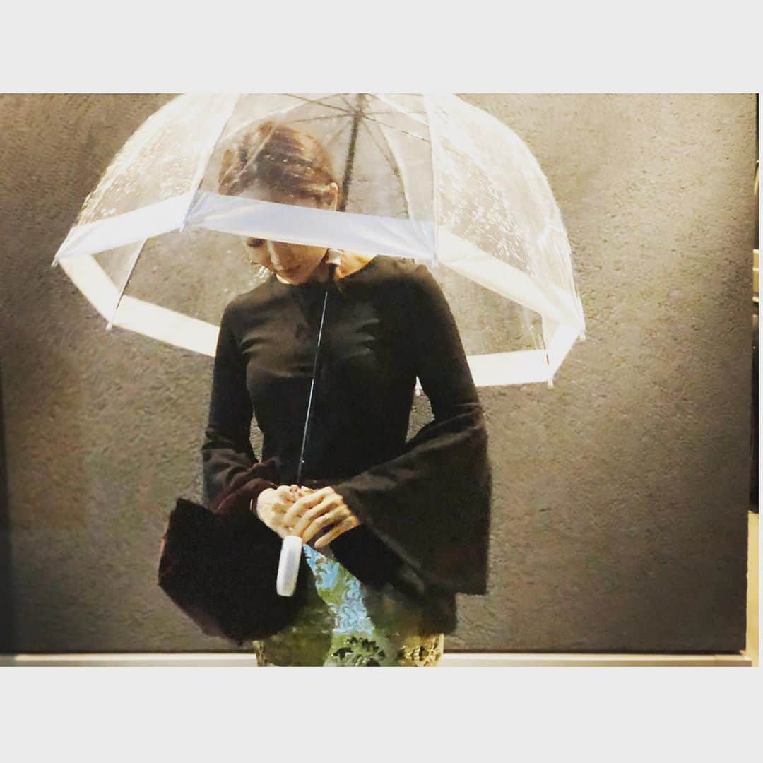 驚きの値段で 神崎恵さんのインスタグラム写真 - (神崎恵Instagram)「雨の 小物