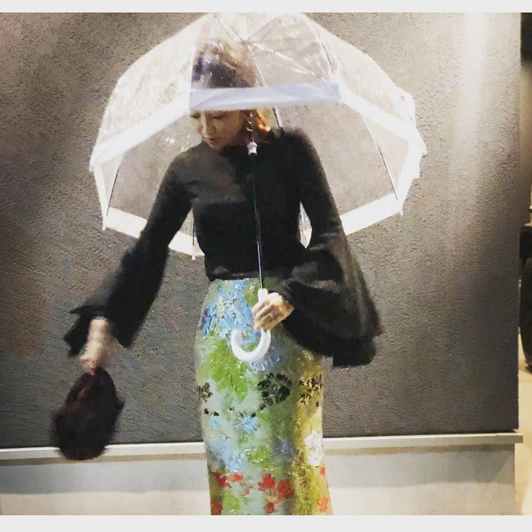 神崎恵さんのインスタグラム写真 - (神崎恵Instagram)「雨の土曜日☔️ 朝から、長男の大学へ。 懇談会に、息子の学科の展示やショーの見学。 勢いよく夢溢れる空間に浸ってきました。 夜は、次男が修学旅行から帰ってきて、お土産話をしてくれました。 ３日ぶりの顔。 可愛いなぁ。と。 いい土曜日でした😌  ルージュ @chanel.beauty ルージュココフラッシュ56 傘 #fulton トップス #ELIN スカート #rochas」6月15日 21時47分 - megumi_kanzaki