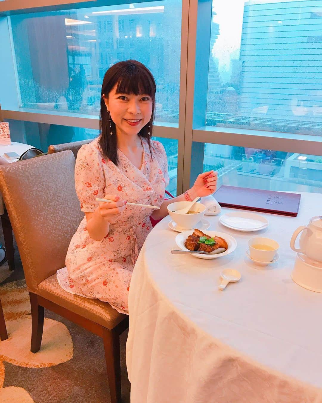 DJ MIYAさんのインスタグラム写真 - (DJ MIYAInstagram)「やっほぉ💗今週の台北のひとり旅では、『#欣葉台菜 』shinye （新光三越信義店 A9の8階）で台湾料理のdinnerもしたよーぉ❤️ .  丸い大きなテーブルの席で、窓側にご案内いただけたのでゆったりと食事ができました❤️ .  大好きな豚の角煮❤️や、海老❤️食べれたー💗  めっちゃ美味しかった💗 . .  あとねえ、珍しく #タピ活 もしましたよん❤️ 『#春水堂 』信義店  #新光三越 A9の地下1階  で、#タピオカミルクティー をホテルへお持ち帰りしたよぉ💗(o^^o)中杯だけどすごい巨大！めっちゃ美味しかったー！💗 .  欣葉、お料理美味しいからぜひ行ってみてね❤️ .  台北101周辺の信義のこのエリアには、デパートが7つも集まってるのー！！！！💗 微風松高breezeとかもあるから、ほんといってみてくださいね❤️ . . .  #台湾女子旅　#台北 #台湾旅　#旅インスタグラマー　#旅スタグラマー　#台北旅行  #台湾旅行 #旅ブロガー　#タビジョ　#今日のコーデ　#今日のコーディネート　#旅大好き #一人旅　#台湾一人旅　#台湾好き　#海外旅行　#台北旅行  #ファッションブロガー　#インスタグラマー　#インフルエンサー #旅好き女子 #旅インスタグラマー #トラベラー  #旅行コーデ  #台湾大好き #台北グルメ #マイトリップMIYA」6月15日 21時42分 - dj_miya