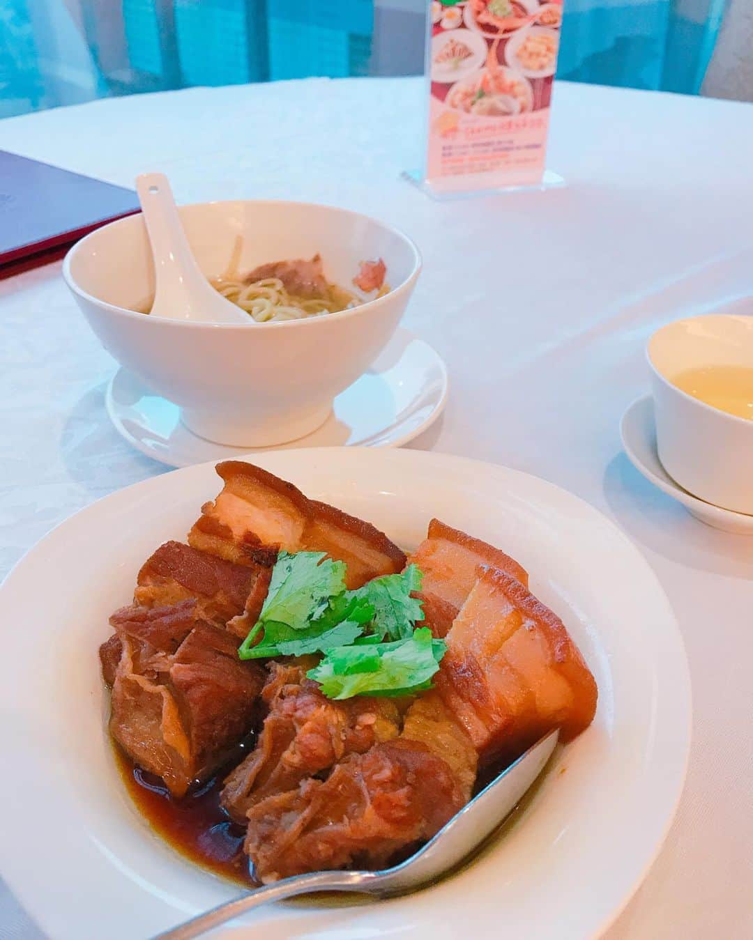 DJ MIYAさんのインスタグラム写真 - (DJ MIYAInstagram)「やっほぉ💗今週の台北のひとり旅では、『#欣葉台菜 』shinye （新光三越信義店 A9の8階）で台湾料理のdinnerもしたよーぉ❤️ .  丸い大きなテーブルの席で、窓側にご案内いただけたのでゆったりと食事ができました❤️ .  大好きな豚の角煮❤️や、海老❤️食べれたー💗  めっちゃ美味しかった💗 . .  あとねえ、珍しく #タピ活 もしましたよん❤️ 『#春水堂 』信義店  #新光三越 A9の地下1階  で、#タピオカミルクティー をホテルへお持ち帰りしたよぉ💗(o^^o)中杯だけどすごい巨大！めっちゃ美味しかったー！💗 .  欣葉、お料理美味しいからぜひ行ってみてね❤️ .  台北101周辺の信義のこのエリアには、デパートが7つも集まってるのー！！！！💗 微風松高breezeとかもあるから、ほんといってみてくださいね❤️ . . .  #台湾女子旅　#台北 #台湾旅　#旅インスタグラマー　#旅スタグラマー　#台北旅行  #台湾旅行 #旅ブロガー　#タビジョ　#今日のコーデ　#今日のコーディネート　#旅大好き #一人旅　#台湾一人旅　#台湾好き　#海外旅行　#台北旅行  #ファッションブロガー　#インスタグラマー　#インフルエンサー #旅好き女子 #旅インスタグラマー #トラベラー  #旅行コーデ  #台湾大好き #台北グルメ #マイトリップMIYA」6月15日 21時42分 - dj_miya