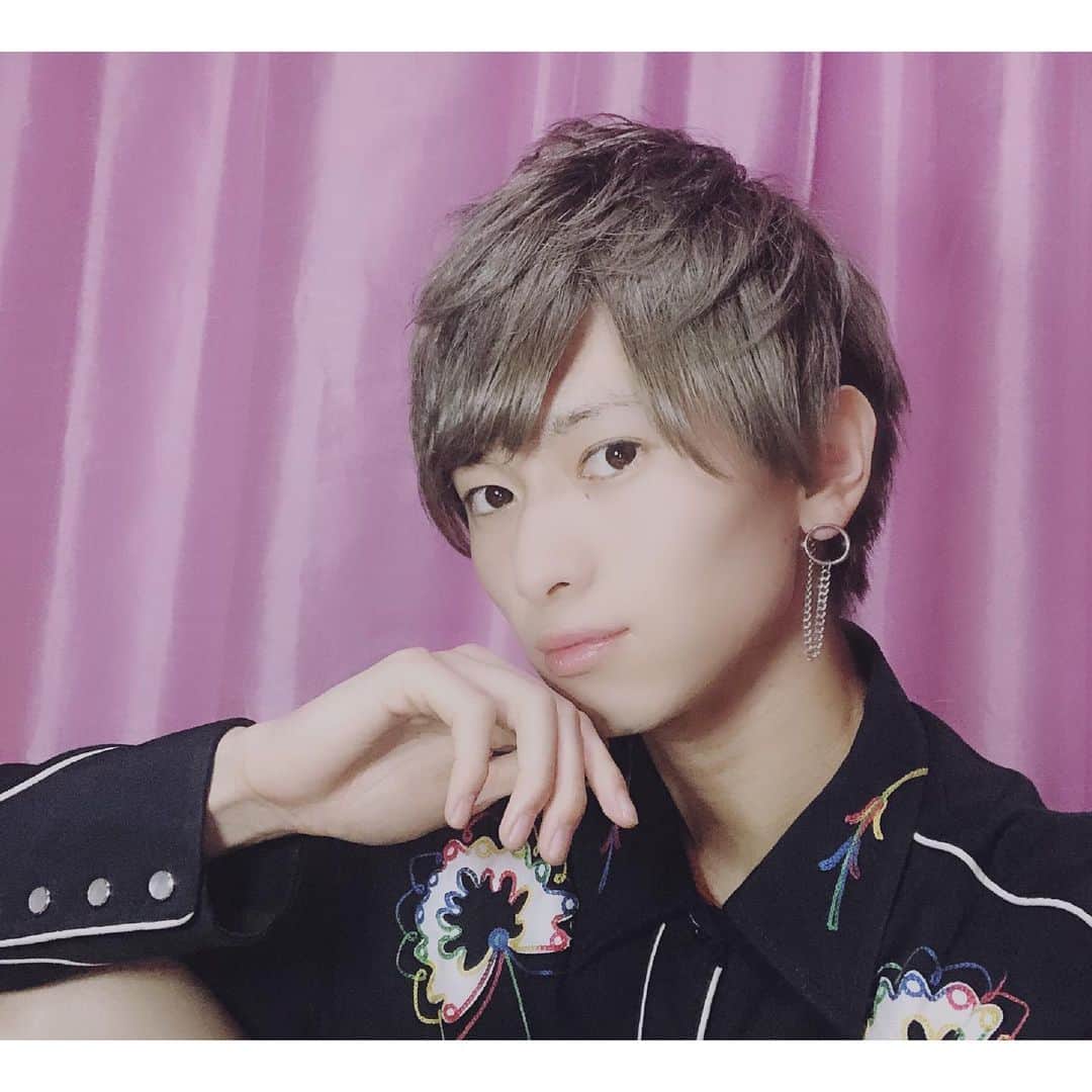 岡田鷹斗のインスタグラム：「配信で着ていた行方公演の時の衣装★ 明日のネバラキユメツアー筑西公演の特典会で着させていただきます！！ 明日はネバラキユメツアー ペアーノ筑西公演 楽しみましょう♪♪ #NEVAGIVEUP #衣装 #アイドル #ダンスボーカルグループ #7人組 #岡田鷹斗  #イケメン」