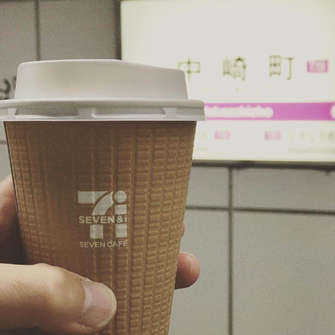 のインスタグラム：「#中崎町 #電車通勤 慣れてきた！ やっぱり、駅から近いというのは強い！ そして、仕事がはかどる！ … 1階の壁、塗料で塗りたいけど、G20のせいかな？塗料が届かない… さらに2層式のシンクも探してもらってるんやけど、返事がない。 でも少しずつ出来上がっていく楽しさがたまらない！」