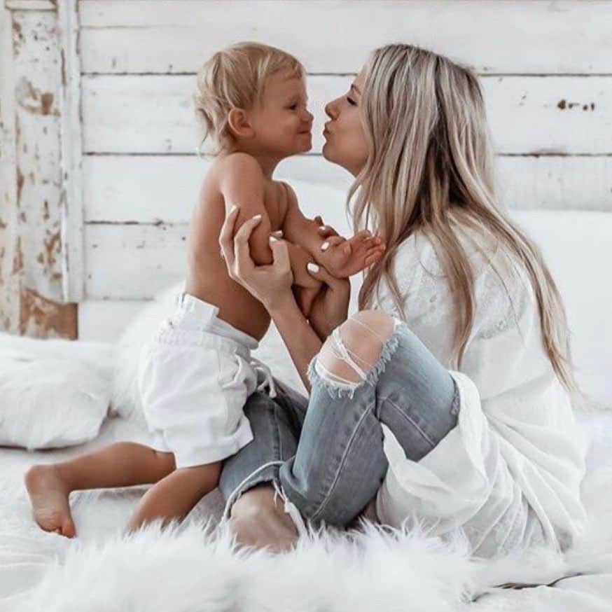 ブリアナ・エヴィガンのインスタグラム：「I see this picture and it breaks my heart  that we don’t live closer. But nothing makes me happier than seeing you, the way you look at Mav, and the way he looks at you... I’m so proud of you ness. I’ll never be able to describe the way I see you. You’re really something else. You by far win my thoughts, over anyone else.」