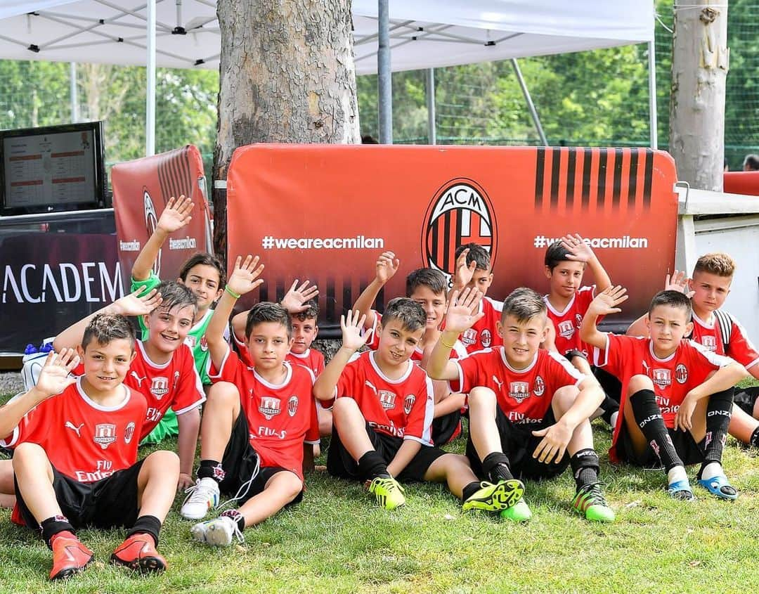 ACミランさんのインスタグラム写真 - (ACミランInstagram)「🏆🔴⚫️ La Milan Cup è entrata nel vivo al Vismara con le Scuole Calcio che si sono sfidate in nome dello sport e dell’amicizia 👏🏼 🏆🔴⚫️ The Milan Cup is underway and the football schools are vying for the title while making new friends 👏🏼」6月15日 21時46分 - acmilan