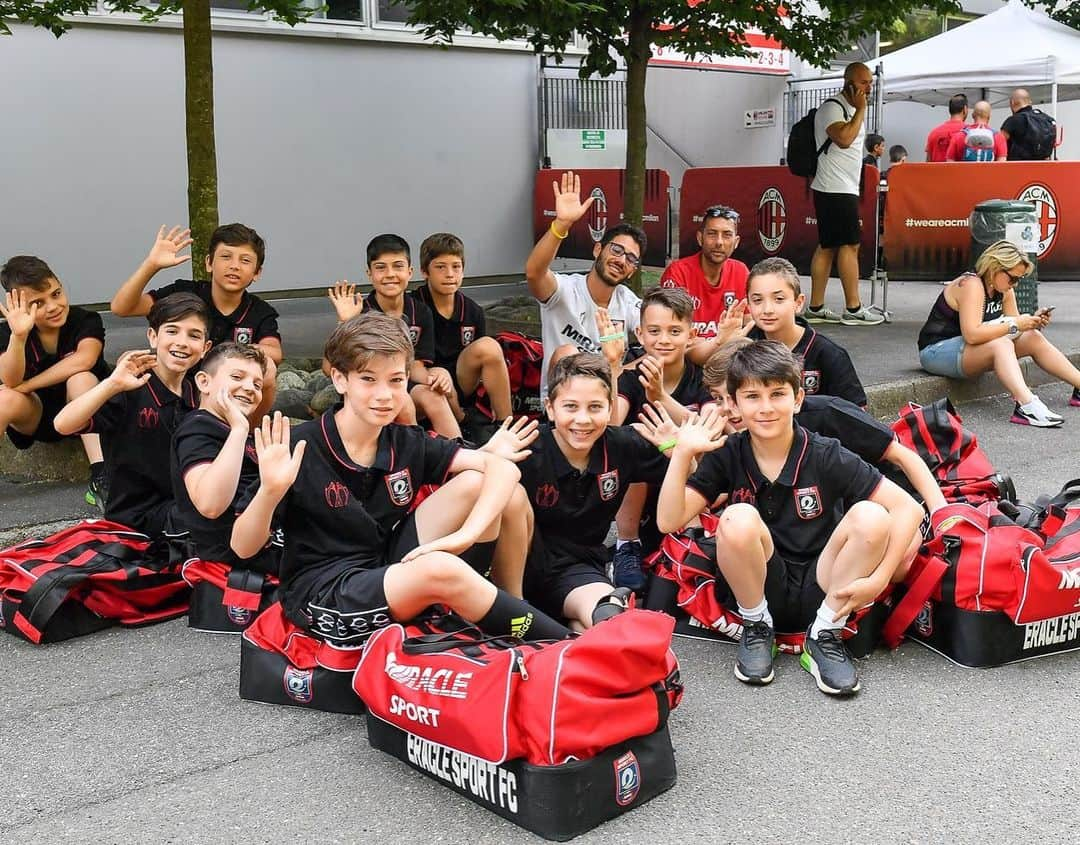 ACミランさんのインスタグラム写真 - (ACミランInstagram)「🏆🔴⚫️ La Milan Cup è entrata nel vivo al Vismara con le Scuole Calcio che si sono sfidate in nome dello sport e dell’amicizia 👏🏼 🏆🔴⚫️ The Milan Cup is underway and the football schools are vying for the title while making new friends 👏🏼」6月15日 21時46分 - acmilan