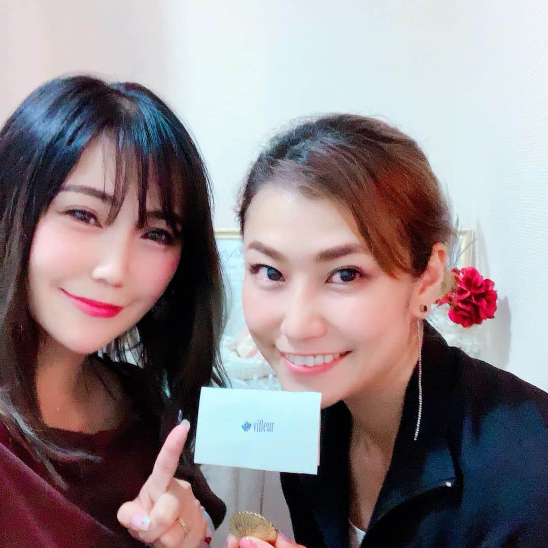 星読みプリンセス・エリ様さんのインスタグラム写真 - (星読みプリンセス・エリ様Instagram)「メンテナンスday♬﻿ ﻿ vifleur 乃木坂店  @vifleur.chokoku で、 彫刻リンパ®ボディー 120分コースを受けてきました♡﻿ ﻿ ﻿ 元正看護師のオーナー岩藤さんに、オールハンドで詰まったリンパを流してもらったよ👸🏻﻿ ﻿ ﻿ ２枚目の脚、見てー！！﻿ わたし実はO脚の内股…😅Beforeは右足のみ施術した写真で、Afterが両足施術してもらった写真だよ。﻿ ﻿ 真っ直ぐになってるー😳！！凄くない！？﻿ ﻿ ﻿ そして３枚目は、肩！﻿ 仕事柄一日中スマホを見ているので、肩が内巻きになりやすくて…。﻿ 脇のリンパをグリグリ流してもらったら、肩が元の位置に戻って、お帰り鎖骨😭✨✨﻿ ﻿ 二の腕もパンパンに張ってるから太く見えるみたいで、リンパを流したら張りが消えて細くなったよ😍﻿ ﻿ ﻿ 彫刻リンパだからちょっと痛いけど、痛気持ち良くてスッキリ感が最高！﻿ お客様もみんなこのくらいの痛みが痛気持ちよくて好きなんだって♡わかるわー🥰﻿ ﻿ ﻿ #南青山エステ#南青山サロン ﻿ #痩身#彫刻リンパ#彫刻リンパ® ﻿ #彫刻リンパ乃木坂﻿ #彫刻リンパvifleur#vifleur ﻿ #ヴィフルール#pr#コラボベース﻿ #美脚#O脚改善#猫背改善﻿ #痩身エステ#整体#骨盤矯正」6月15日 21時48分 - eri.princessmind