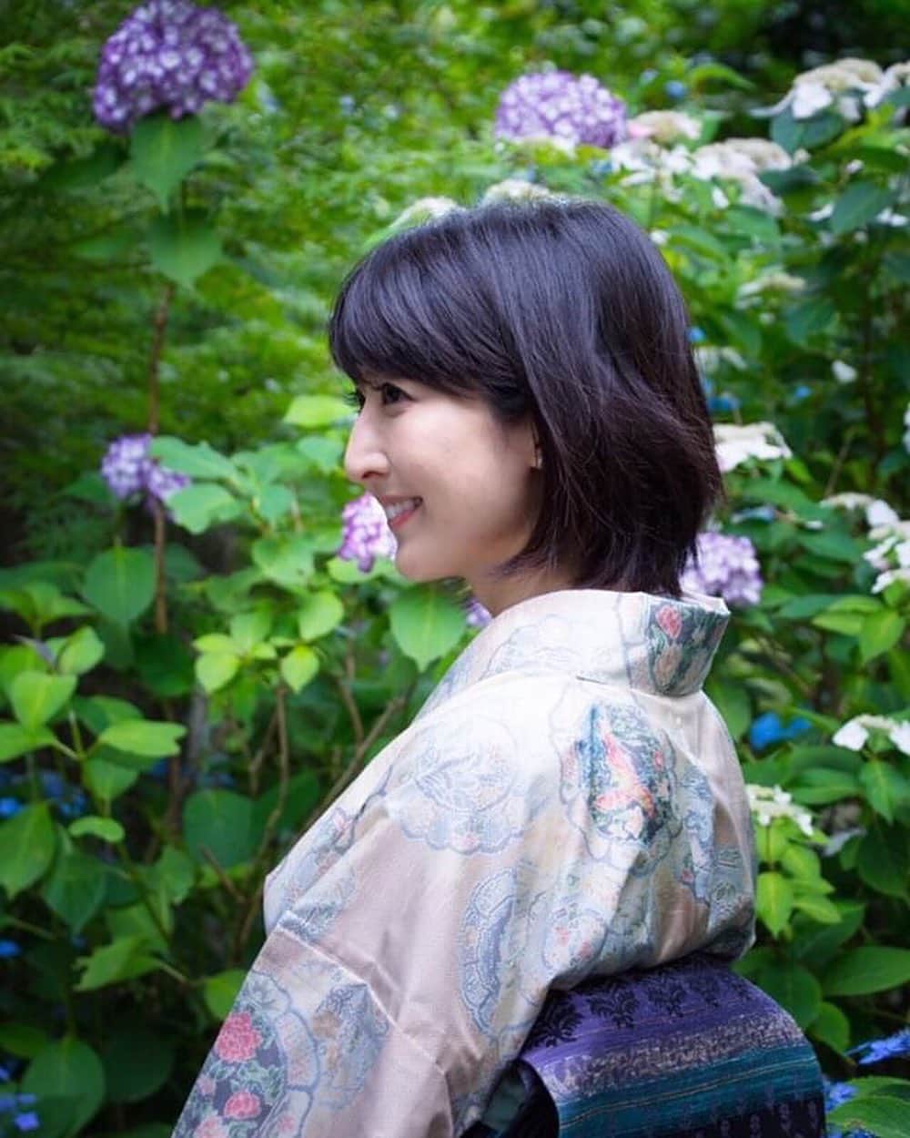 土屋香織さんのインスタグラム写真 - (土屋香織Instagram)「𖣔. Meigetsuin Kamakura . いい季節に鎌倉でお仕事だったので 着物で出かけてみました👘 （朝時間ギリギリで着て慌てて飛び出してきたので 実はお端折りがとても満足いかない状態😂 直したかったなぁ） . 紫陽花で有名な 北鎌倉の明月院でお写んぽ📷💠 素晴らしい景色でした♥ 動画に鶯の美しい鳴き声が入ってるので 聴いてみてね☺️🦜 . 1枚目の写真は @h.hirohiro さんに 撮っていただきました。 素敵な方に撮っていただけて 本当に嬉しかったです☺️ ありがとうございました♥♥♥ . 御朱印は大行列だったので またの機会に😌 . #明月院 #明月院ブルー #鎌倉 #白大島 #都喜ヱ門 . .」6月15日 21時49分 - kaorintsuchiya