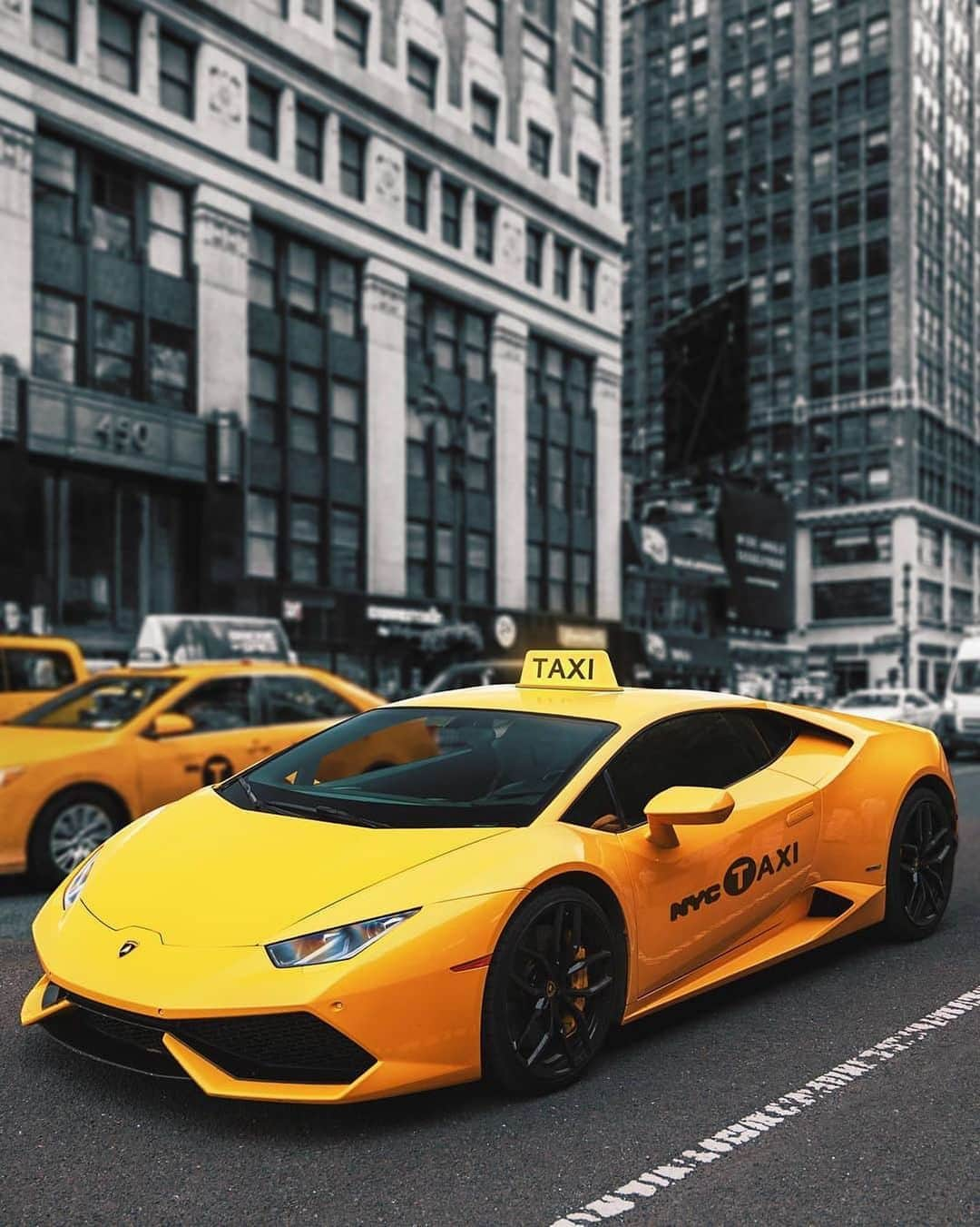 CARLiFESTYLEさんのインスタグラム写真 - (CARLiFESTYLEInstagram)「Lamborghini Taxi anyone? 📸 @mikeeyy125 @nogar007 #carlifestyle #Huracan #NYC」6月15日 22時05分 - carlifestyle