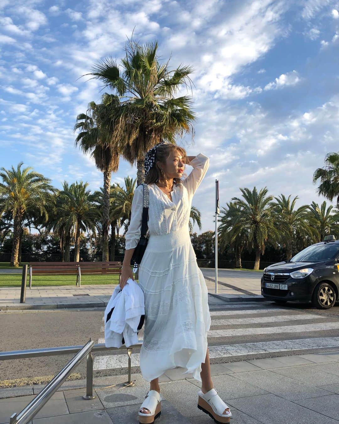 鈴木あやさんのインスタグラム写真 - (鈴木あやInstagram)「@desigual beautiful white dress💙✨ ファッションショーに着ていったワンピース形が良くて、生地がふんわりしててとっても着心地良くてお気に入り💖🥺 #desigual #fashionshow #whitedress #Barcelona #バルセロナ #スペイン #👗」6月15日 21時59分 - techitechiaya