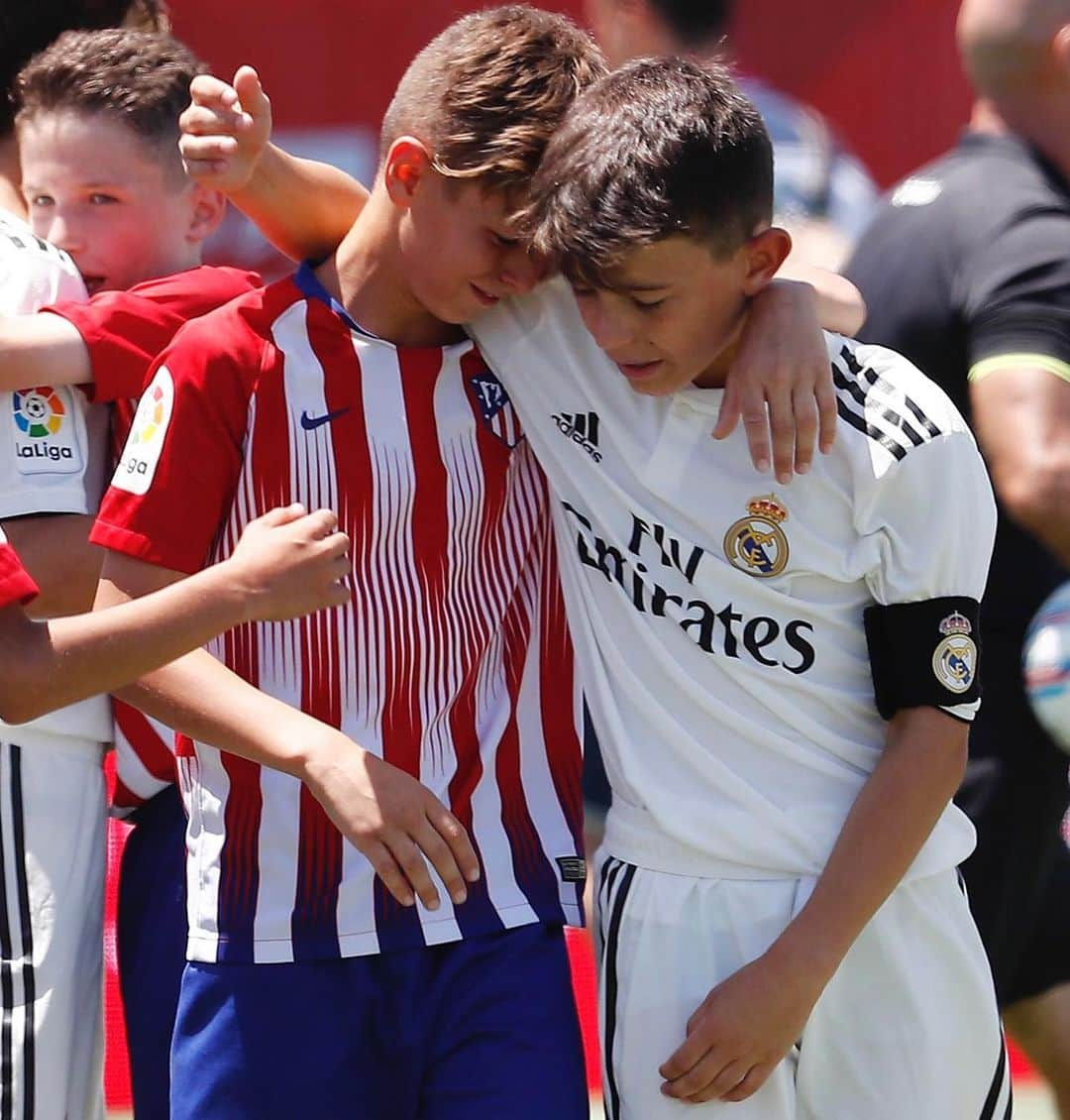 LFPさんのインスタグラム写真 - (LFPInstagram)「You’re both WINNERS! 👏🏻👏🏻👏🏻 • #Atleti #RealMadrid #LaLigaGenuine #LaLiga #Fairplay #Respect」6月15日 21時59分 - laliga