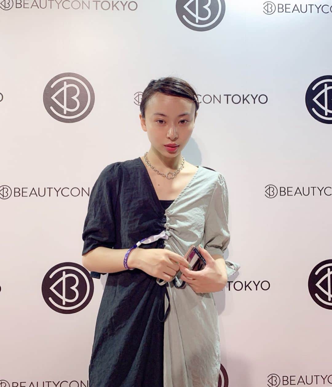 のインスタグラム：「@beautycon に遊びに行ってきました🥰🥰🥰🥰会えて嬉しい人々ばっかりだった😆 しかも、居る人みんな可愛くて恐れ多くなりました😅 お土産も沢山あって嬉しかったな💕thankyou 🌈 @mi_tink45  @chinamitakano @manaka0215__  #beautycontokyo#me#gosaki」