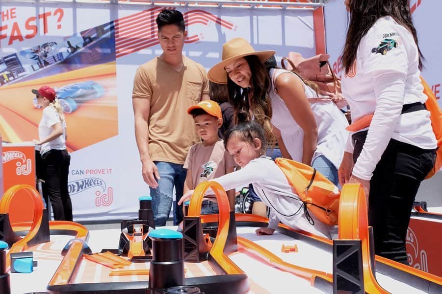 Hot Wheelsさんのインスタグラム写真 - (Hot WheelsInstagram)「🏎💨 We’ve been racing all weekend at @westfieldcenturycity to celebrate the launch of #HotWheelsid! It’s time to experience the evolution of Hot Wheels for yourself 🙌」6月16日 8時59分 - hotwheelsofficial
