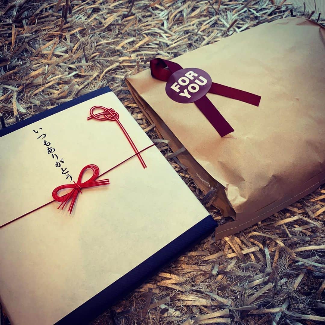 のインスタグラム：「『感情直結型ギタリスト』西川進です！！ 今日は父の日ですが、、、 サウンドプロデュースワークのレコーディングがありますので、、、 昨日、家族が、、、父の日のお祝いをしてくれました、、、。 子供達からプレゼントももらいました、、、。 こちらこそ家族のみんなに、、、感謝の気持ちでいっぱいです。  いつも本当にありがとう、、、。 みんながいつまでもいつまでも、、、 健康で、幸せでありますように、、、。 プレゼントと一緒に、、、元気ももらいました、、、。 今日からもまた、、、頑張っていこうかと思います、、、。 #空　#雲　#宇宙　#西川進　#ギタリスト　#モッズスタイル　#guitarist #guitar #大事に思う気持ち　#季節を感じていきたい　#父の日　#プレゼント　#家族　#感謝」