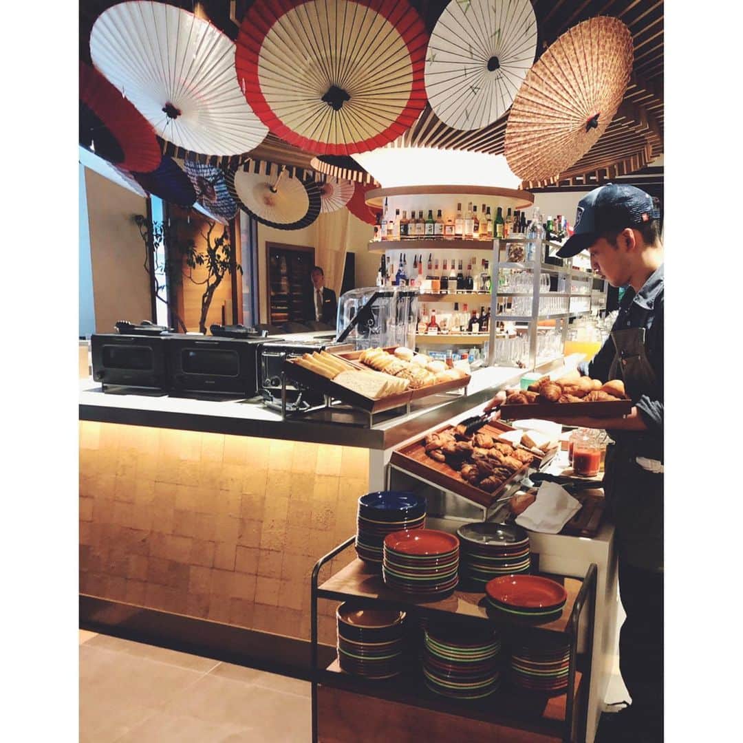 笹峯愛さんのインスタグラム写真 - (笹峯愛Instagram)「おはようございます。  今日は、お天気良いみたい。  昨日も、なんだかんだ 降ったりやんだりで 観光できて、京都楽しんでおります。  朝食もしっかり食べました。  トースターが バリュミューダで無駄に感動した←無駄ではない。  では、行ってきます。  #バリュミューダ #ホテルの朝食 #つなぎ #mede19f #スニーカー #atlanticstars」6月16日 8時53分 - mineco.m
