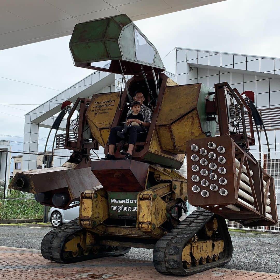 森岡亮太のインスタグラム：「﻿ ﻿ SFの世界から現実へ🤖﻿ ﻿ ﻿ #megabots﻿ #robot﻿ #操縦も #しました #男のロマン」