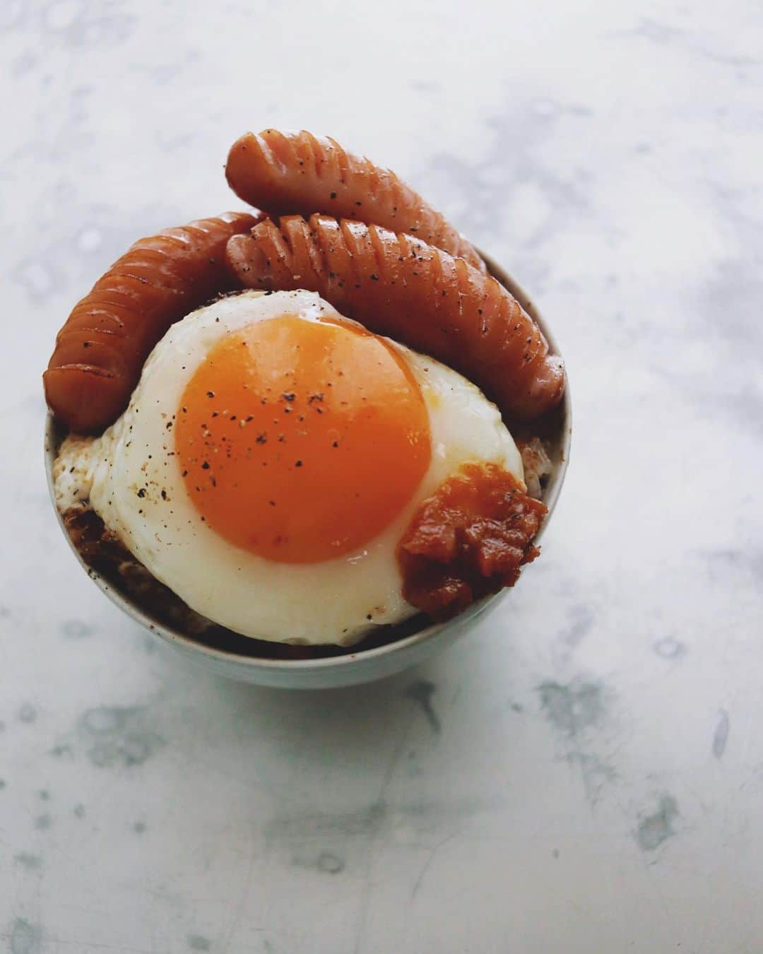 樋口正樹さんのインスタグラム写真 - (樋口正樹Instagram)「Today's breakfast . 今朝はトマトごはんに 目玉焼き＆ウインナー。 トマトの酸味のお陰で こう見えて爽やかです。 ズボラだけどおいしい。 . . #トマトご飯 #目玉焼き #目玉焼きのせ #目玉焼き丼 #朝ごはん #朝食 #のっけごはん #ポークウインナー #ウインナー」6月16日 7時29分 - higuccini