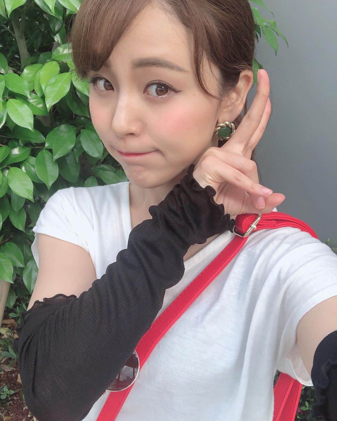 のインスタグラム：「アームカバーで安心🕺 スワイプしてね▶︎▶︎▶︎ ・ #りーまる #サロモ #サロンモデル #インフルエンサー #フリーモデル#フリーランスモデル#撮影データ #撮影モデル募集 #広告モデル #ファッション ・ ・ ・ ・ ・ ・ ・  素肌に最高の贅沢をでお馴染み @silkdekyoto さんの アームカバーを試してみました！ ・ ・ こちらは日本製にこだわり、 上質なシルク商品をお届けする 京都発のシルクブランドになります😊 ・ ・ シルク素材は紫外線を通しにくいそうで、 この季節に入ってもってこい！ サラっと生地なので暑くても気にならないのが お気に入りです💓 ・ 強いて言えば、 ノースリーブ好きの私のために うでから手の甲までの長ーいやつあればなぁ🐶💭 って思うくらい！ （わがまま😂💓） ・ ・ さて！ 今日もアームカバーばっちりつけて 紫外線対策万全にしながら わんことお出かけします✌️ ・ ・ ・ 動画はいつぞやの撮影の時の！ 来月もお仕事でちょびっと遠出できたらなぁ💭 と、密かに願ってます🙊 ・ ・ ・ 最後にクーポン情報🐥✨ 会員登録とLINE登録で 500円クーポンプレゼントあるそうです ・ ・ ・ ・ ・ #silkdekyoto  #silkdekyoto公式オフィシャルショップ #シルク  #素肌に最高の贅沢 ・ ・ ・ ・ ・ ・ ・ ・ ・ 〈 撮影依頼募集中〉 7月の撮影依頼おまちしてます♪ DMくださると嬉しいです💐 よろしくお願い致します☺︎ ・ ・ ・ ・ #アパレルモデル  #りーまる美容 #ダイエット#プチプラコスメ #被写体モデル#カメラマンさんと繋がりたい #サロンモデル募集 #作品撮り  #美容好きな人と繋がりたい #写真好きな人と繋がりたい #女子力アップ #日焼け対策 #紫外線 #ズボラ女子 #アームカバー#紫外線対策」