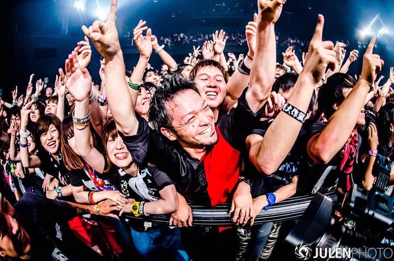 Julen Esteban-Pretelのインスタグラム：「And while @masato_coldrain was playing guitar on stage with @mahfromsim and @hey_smith_japan, SHOW-HATE was enjoying the show like any other fan 🤘🤣 #throwback from Triple Axe 2014, Zepp Tokyo  #TOURDREAMS #julenphoto #coldrain #sim #heysmith #tripleaxe  Shot with @nikonjp: Nikon DD7000, Nikkor DX 10.5mm f/2.8, ISO1600, 10.5mm 1/400s at f/2.8, no flash #nikon #nikonjp #clubnikonjapan」