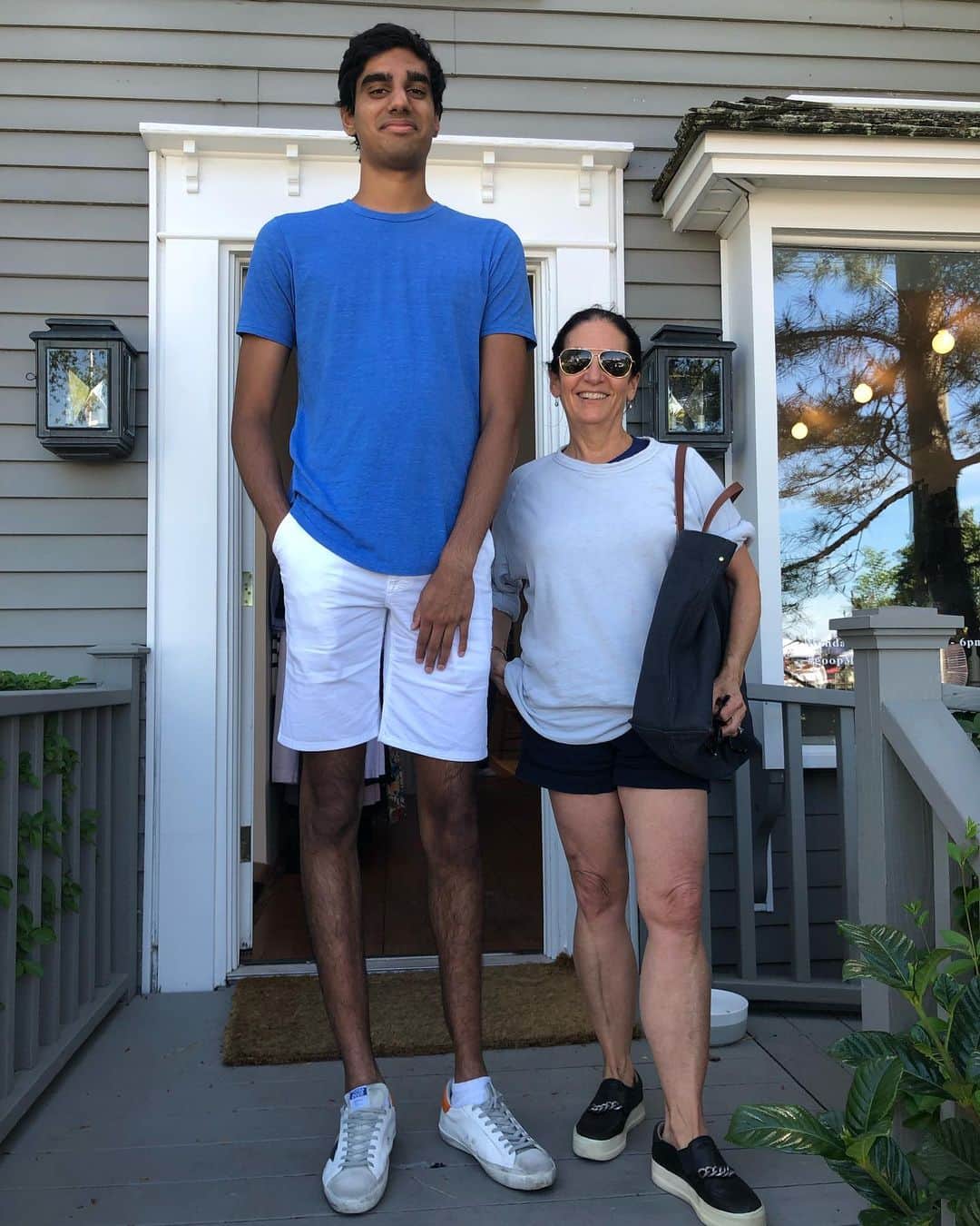 ボビー・ブラウンのインスタグラム：「6’7 meets 5’0 at @goop big trouble trying to edit this one #goodthingscomeinsmallpackages」