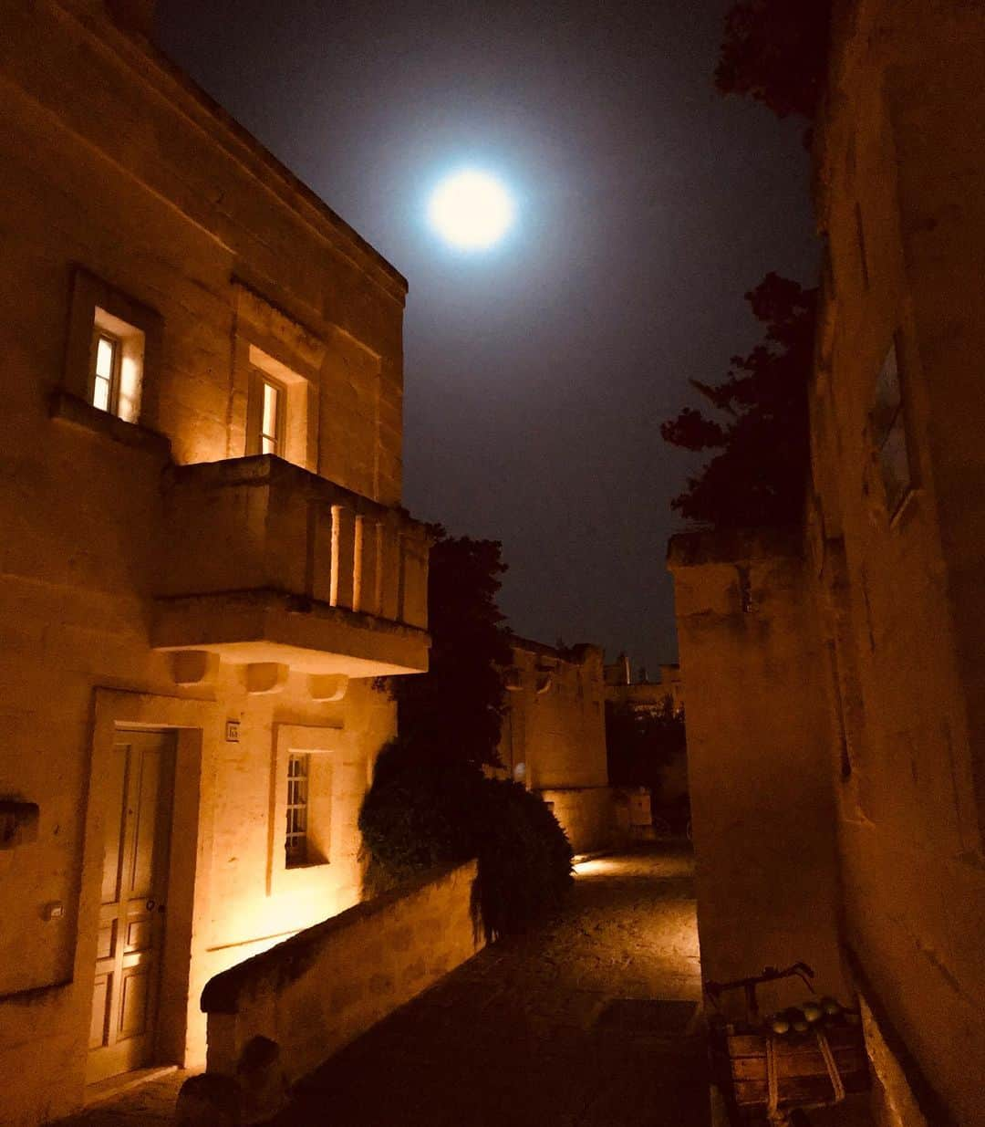 Alessia Marcuzziさんのインスタグラム写真 - (Alessia MarcuzziInstagram)「“Che fai tu, luna, in ciel?  Dimmi, che fai, silenziosa luna?” #faraway #tothemoonandback #inviaggioconalessia」6月16日 7時50分 - alessiamarcuzzi