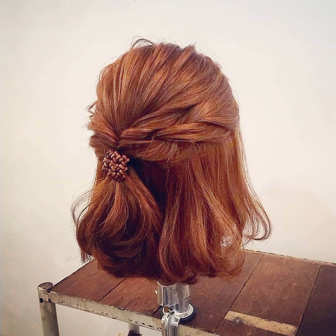 nest hairsalonさんのインスタグラム写真 - (nest hairsalonInstagram)「先程のアレンジ動画の出来上がりです！  ボブハーフアップアレンジ (ヘアゴム @ton_toko_tonton ) #横浜美容室#ヘアサロン#ヘアエステ#美容室#ヘアアレンジ#ヘアアレンジ解説#ヘアアレンジプロセス#簡単アレンジ#まとめ髪#ヘアスタイル#アレンジ動画#ヘアアレンジ動画#ハーフアップアレンジ#横浜#横浜元町#元町#石川町#nest#nesthairsalon#スタッフ募集#アシスタント募集」6月16日 7時43分 - nest_hairsalon