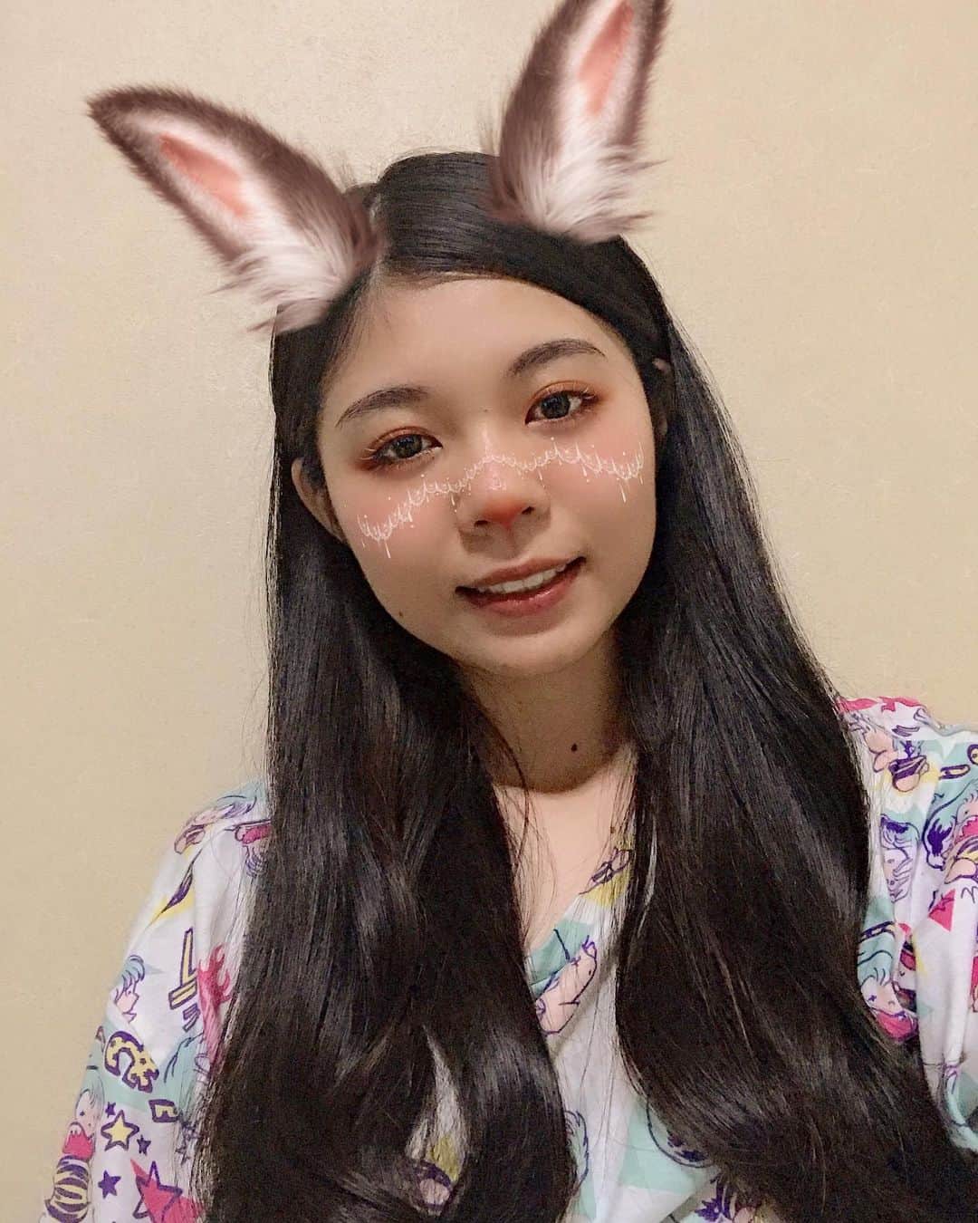 砂川涼音のインスタグラム：「. 昨日寝れなくてアプリで遊んでたんだけど これはうさぎかな？🐰 . 全然関係ないけどうる星やつらの 去年原宿で買ってTシャツお気に入り✨ . . . #l4l #instagood #instalike #selfie  #japan #blackhair #blacklonghair  #黒髪ロング #自撮り #いいね #変顔  #加工アプリ #うる星やつら #acdcrag」